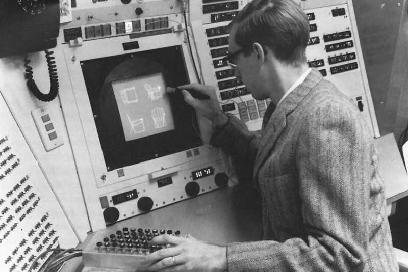Engenheiro operando um software de computador CAD no século 20