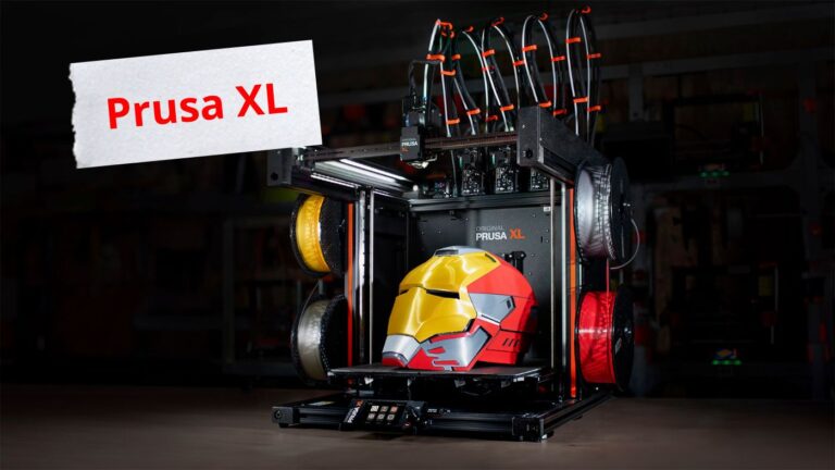 Banner Impressora 3D Prusa XL com capacete do ironman homem de ferro