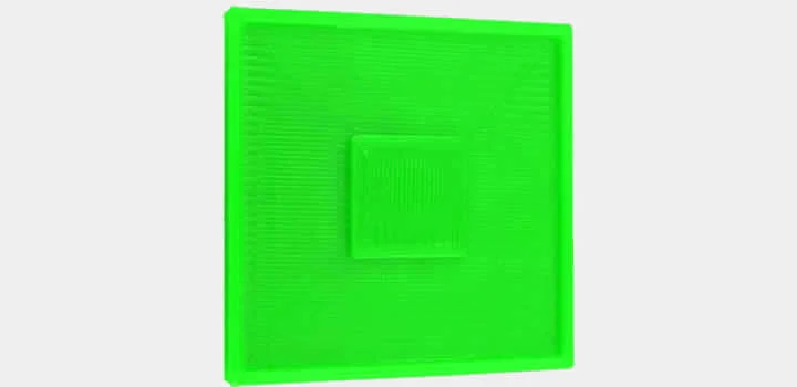 Imagem de uma peça impressa com filamento 3d pla verde basic demonstrando arranhões na última camada topo