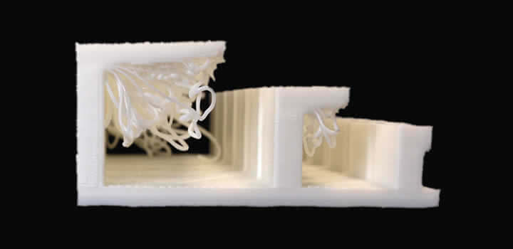 peça branca impressa 3d com filamento 3d demonstranso limites de overhang em objetos suspensos com fundo preto